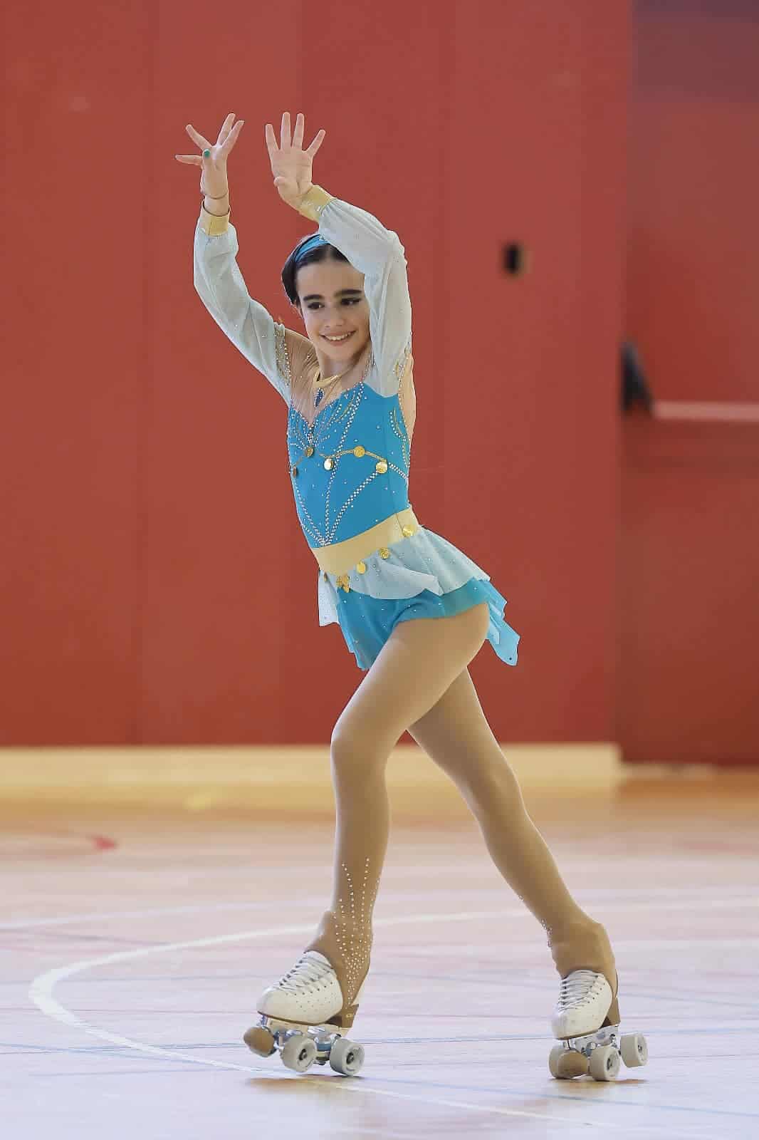 Una sarriana de ocho años arrasa en patinaje artístico: «Las niñas quieren  ser Carlota»