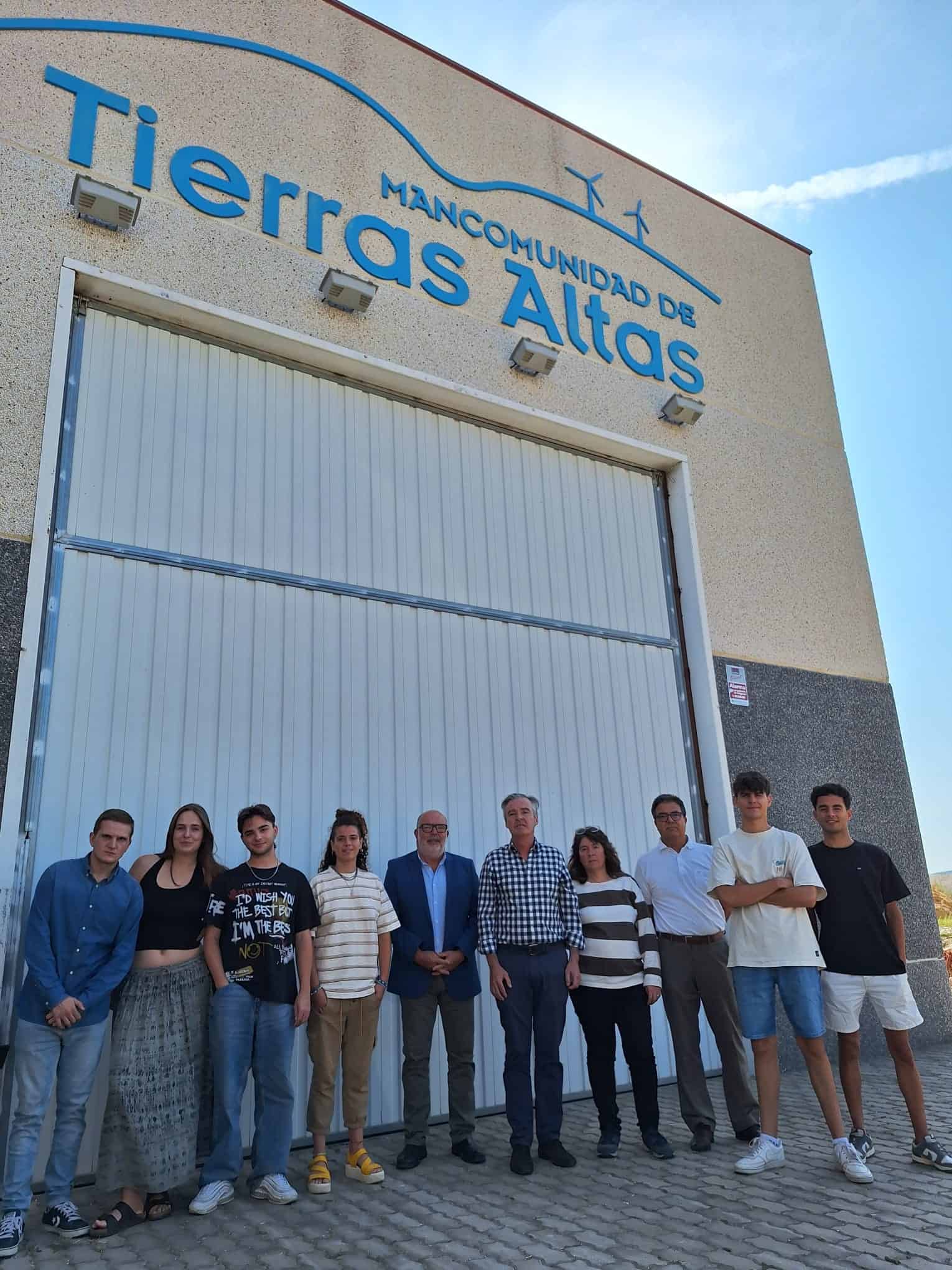 Los siete becarios junto al Subdelegado del Gobierno en Soria y al Presidente de la Mancomunidad de Tierras Altas.